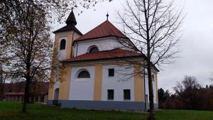 Lansprez, kapela in v ozadju kamniti kozolec, foto Lapego